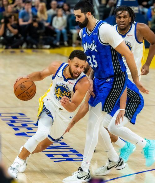 NBA首场巅峰对决，勇士遭逆转