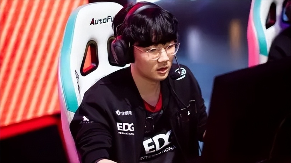 HLE翻盘EDG,Zeus操刀奇招英雄翻盘宿命之战小组赛,让粉丝疯狂欢呼 HLE翻盘EDG,Zeus操刀奇招英雄翻盘宿命之战小组赛,让粉丝疯狂欢呼