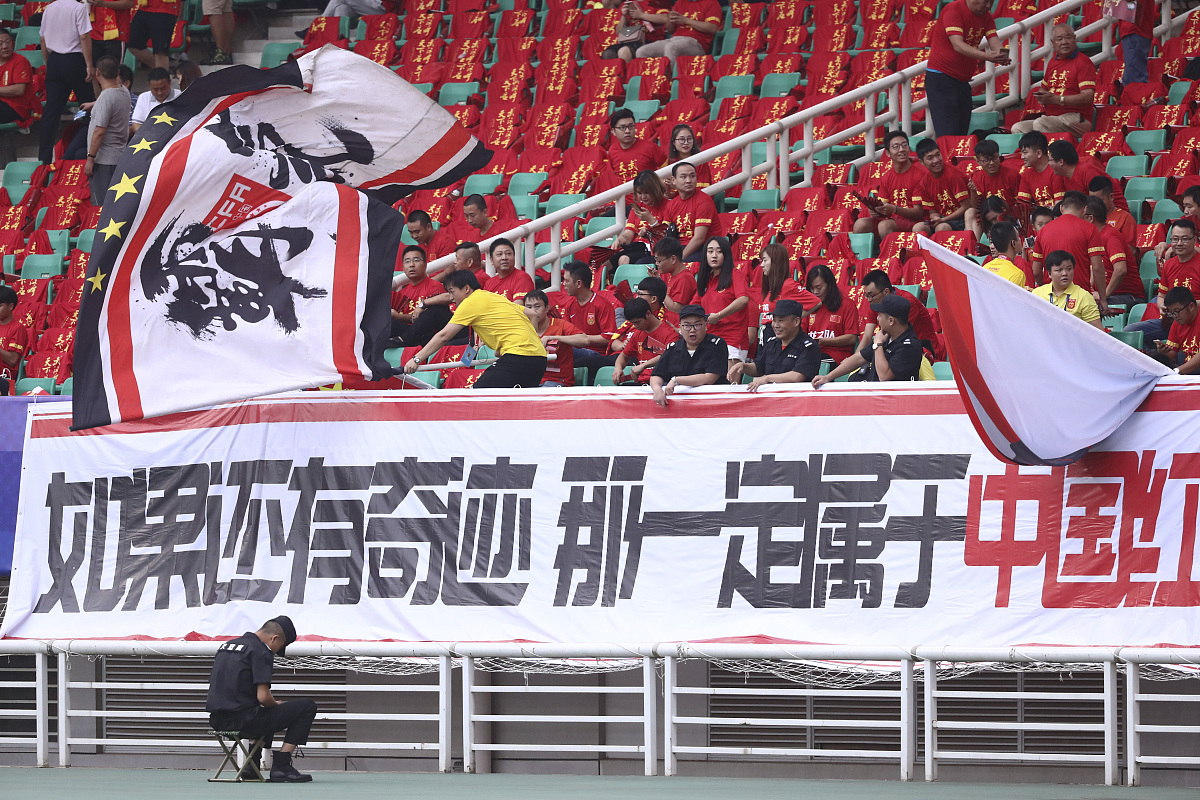 熊猫体育手机客户端-重庆斯威球队势如破竹，力压对手取得胜利