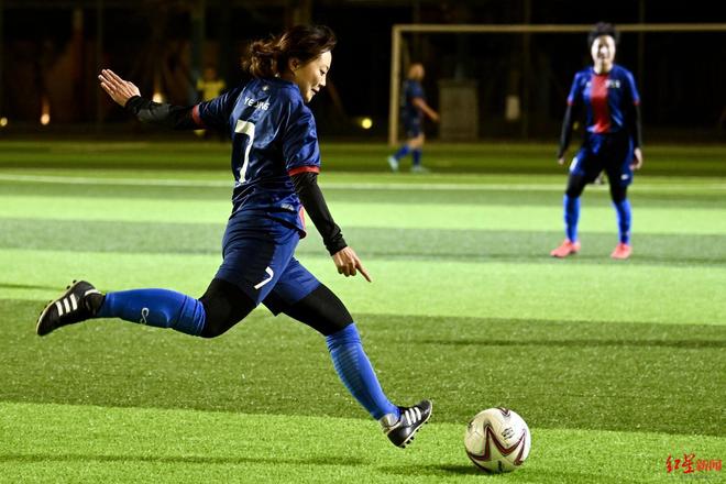 史无前例比赛:女子足球场上技艺纷呈 史无前例比赛:女子足球场上技艺纷呈